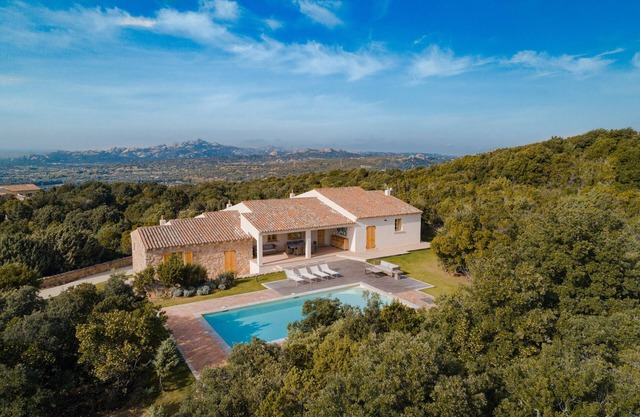 Villa 'Zino Con Dependance' with Sea View, Wi-Fi and Air Conditioning