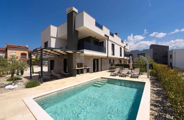 Villa Zora with swimming pool, Vabriga