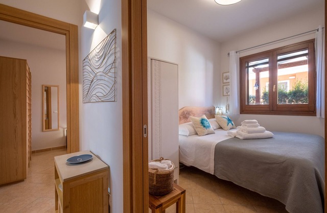 Villaelena with Terrace, Garden & Wi-Fi, 2 km from the Beach