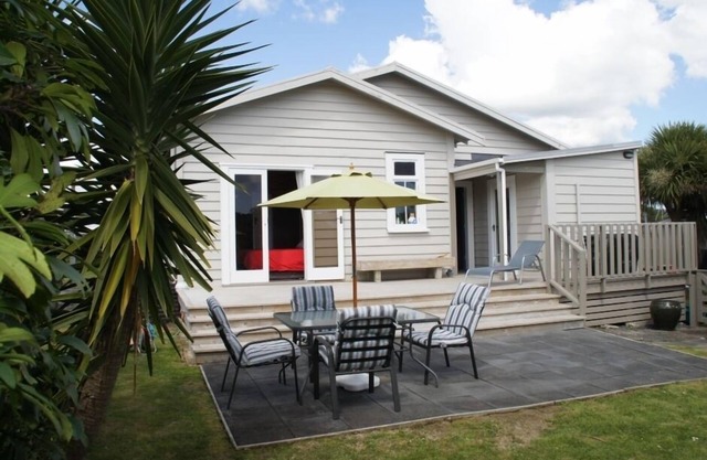 VILLAGE AND SEASIDE AT YOUR DOOR. RAGLAN CHARACTER.