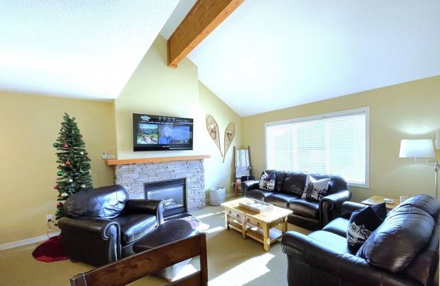 Village Centre Executive Townhome with Private Hot Tub