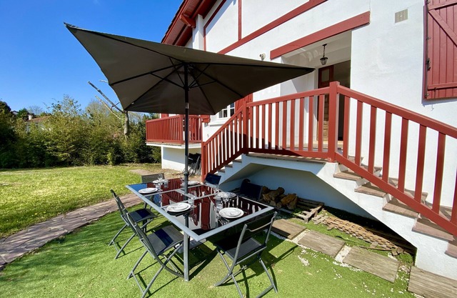 Village center, house, garden, walking distance to the beach, parking