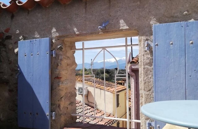 Village house, roof terrace with splendid view of the Canigou. Pedestrian area.