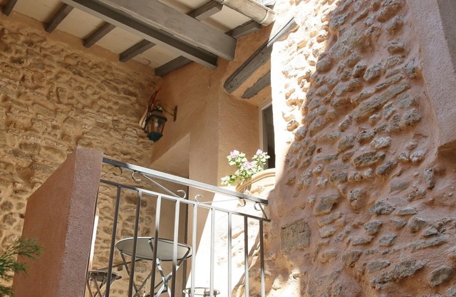 Village house with flower-filled courtyard in the heart of Isle sur la Sorgue