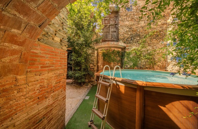 Village house between the walls of the old Espolla Castle. 5 rooms