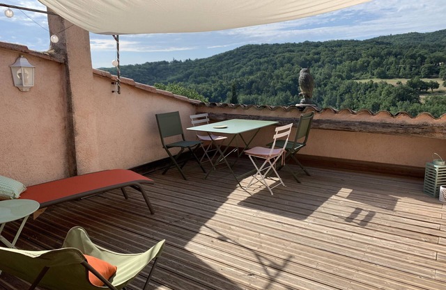 Village house in Provence with lovely 1-bedroom roof terrace