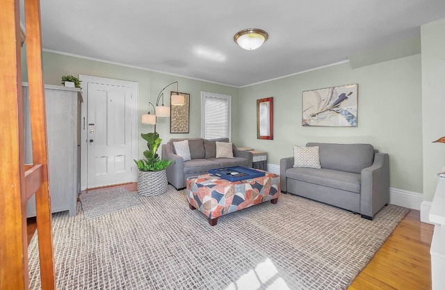 Village Retreat: Walk to Charming Historic Town, Off Street Parking, Private Deck, Grill