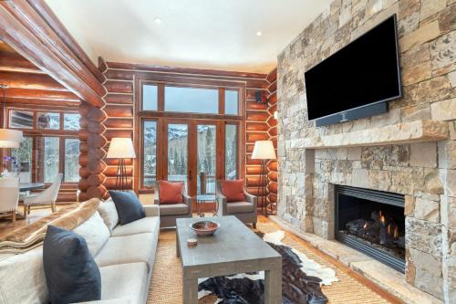 Villas At Tristant 137 by AvantStay Ski In Ski Out Home w Panoramic Views Hot Tub