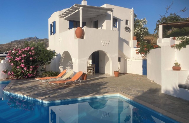 Villas Guilena Peaceful location, mountain valley, private pool, local village