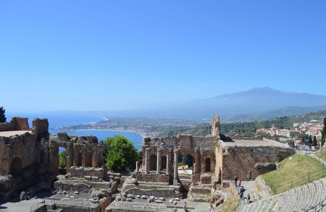 Villetta 2 to 6 people, in Taormina, 50 m from the beach. garden and private parking.