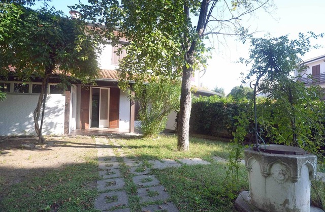 Villetta a schiera disposta su due livelli con ampio giardino privato