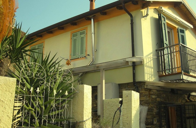 Villetta under the olive trees with terrace, barbecue and spectacular views