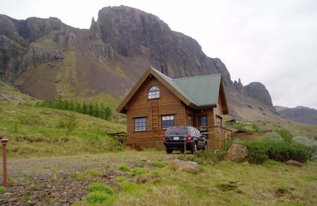 Vindheimar Cottage - Great View - Hot Tub