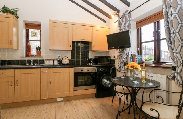 VINE COTTAGE, pet friendly, character holiday cottage in Abergavenny