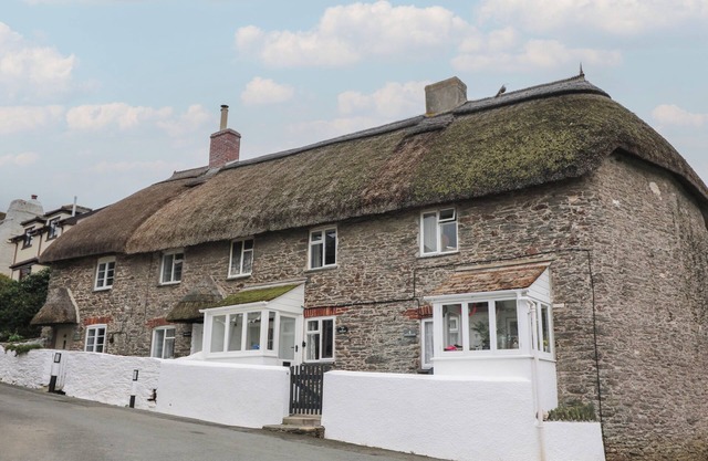 VINE COTTAGE, pet friendly, with a garden in East Prawle