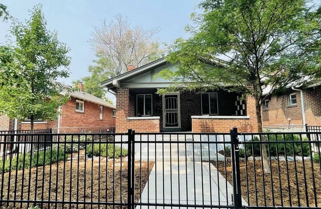 Vine Street Retreat: Prime Location, Private Backyard & Games - 420ok!