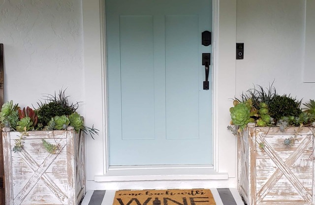 Vineyard Farmhouse close to Plaza! Bocce Ball, Bikes, Bathrobes & therapy Donkey