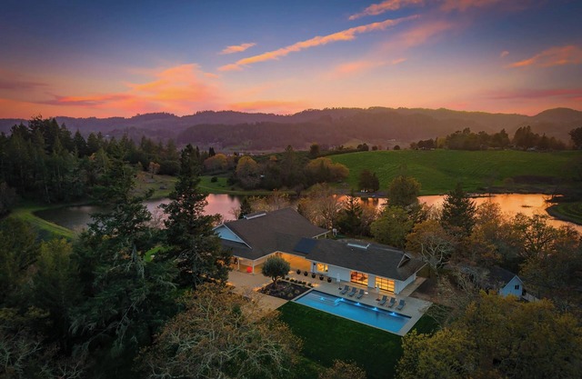 Vineyard Farmstay/ Pool Hot Tub Bee Tours