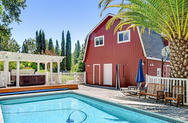 Vineyard home with private pool & hot tub, outdoor kitchen, fast WiFi & acreage