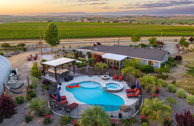 Vineyard Oasis: Pool & Views!