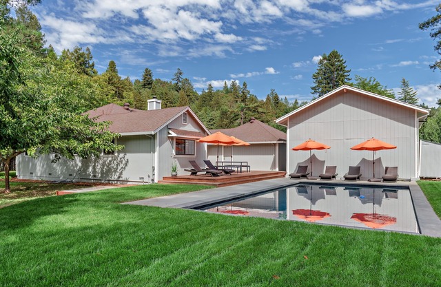 Vineyard View. Main house + Swimming Pool; a Resort Feel in a Vineyard Setting!