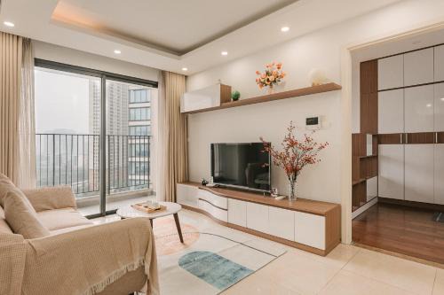 Vinhomes D'Capitale 2-bedroom Apartment with Bath tub and Lake View