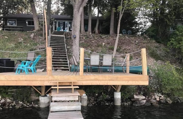 Vintage 77: Waterfront Family Getaway with Canoe