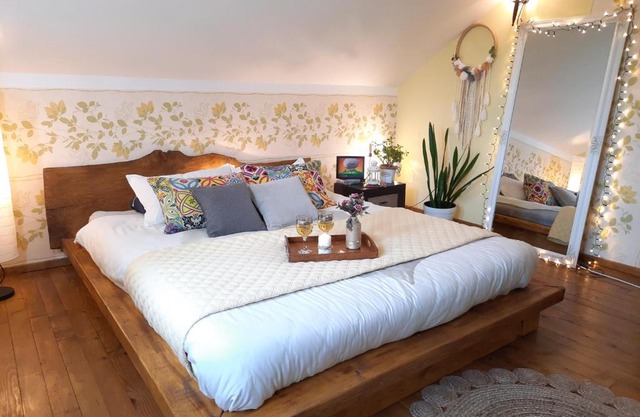 Vintage and cozy room, free parking, shared house in the small quiet village