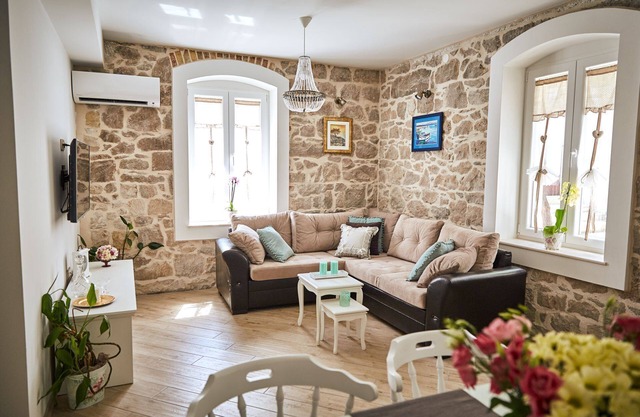 VINTAGE apartment with an outside patio and barbecue