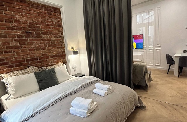 Vintage Charm in Old Town Krakow -8 min walk to Krakow’s Main Square! Sleeps 6