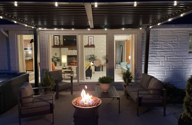 Vintage Charm With Modern Amenities With Mountain Views