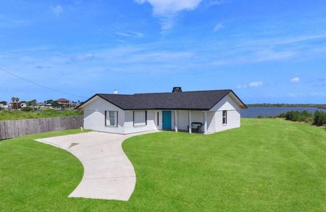 Vintage Coastal Cottage Secluded lake house