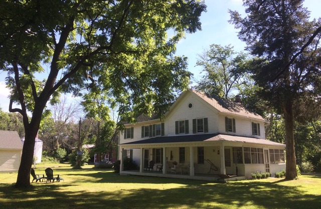 Vintage farmhouse on Fox River reserve - near Starved Rock, canoeing, skydiving.