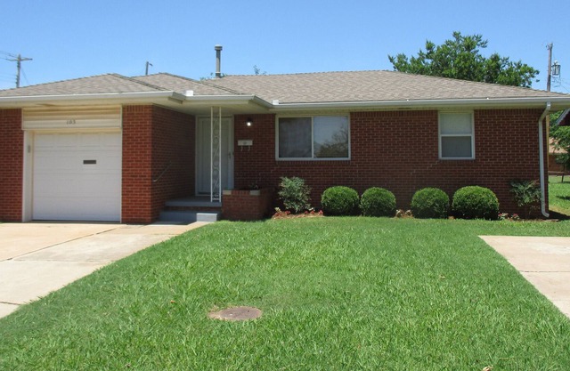 VINTAGE HOLLYWOOD BUNGALOW IN DOWNTOWN MOORE (BETWEEN OKC BRICKTOWN & OU)