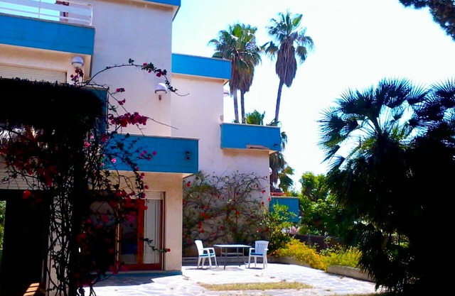 Vintage house in front of the sea for 15 guests