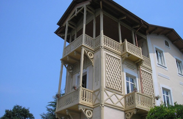 VINTAGE HOUSE IN THE PARK ON THE HILL NEAR THE CITY CENTER