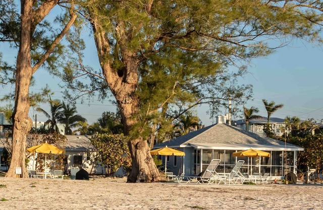 Vintage Island Cottage on the Beach- Sunset Views - Bamboo Apts. C1