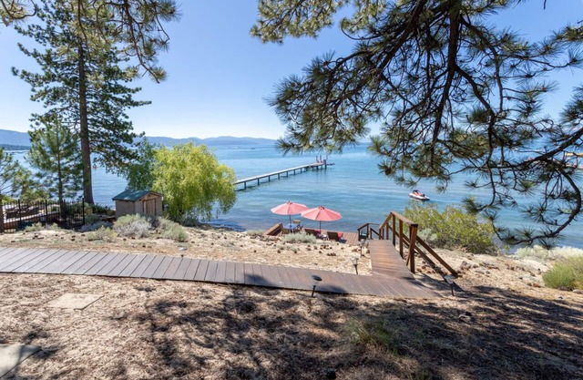 Vintage "Old Tahoe" cabin on Private Beach