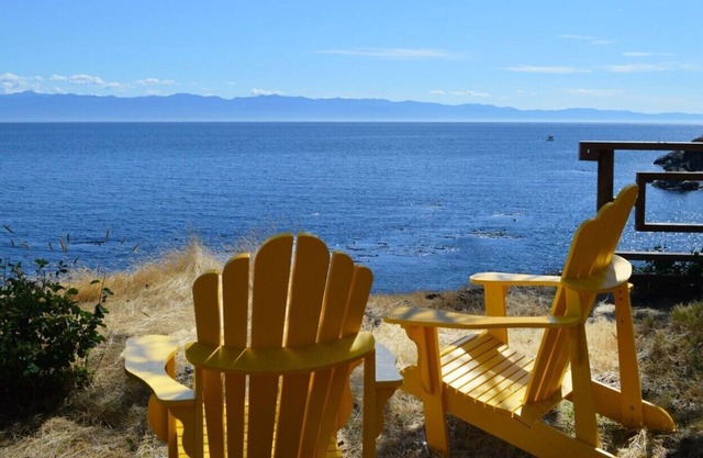 Vintage Sooke Cabin: affordable, quaint, unique, waterfront, with terrific view.
