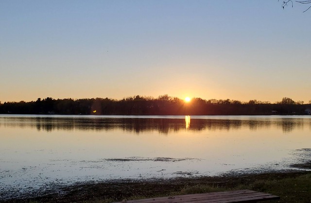 Vintage-style lakeshore cabin - right on Clam Lake with dock, flat lake walkout