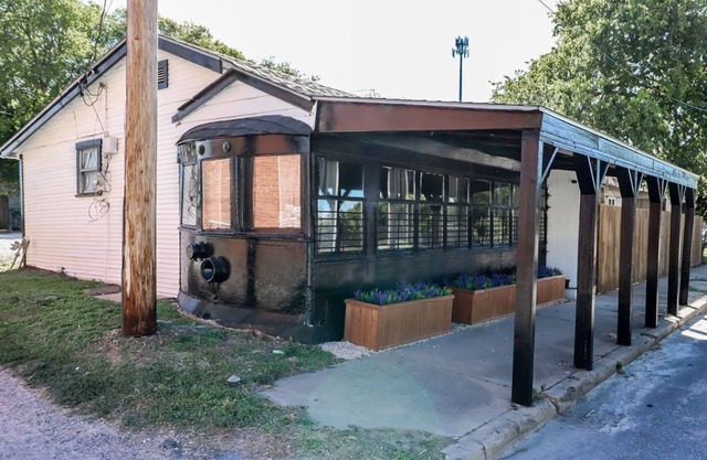 Vintage Trolley Time Capsule! Super close to great hiking trails and swimming