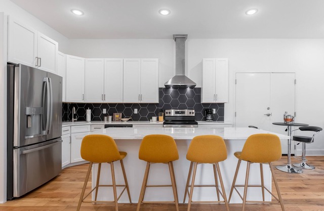Vinyl Vibes - Luxury Condo with Modern Edge + Gym