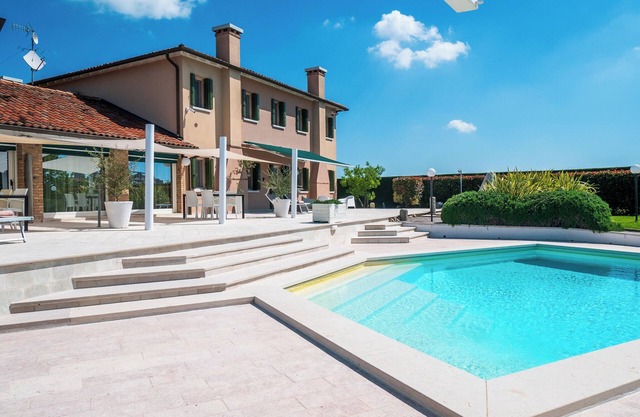 VIOLET Luxury Apt in Villa, Patio, Pool, Hot Jacuzzi, A/C, WiFi, Gym, Sauna