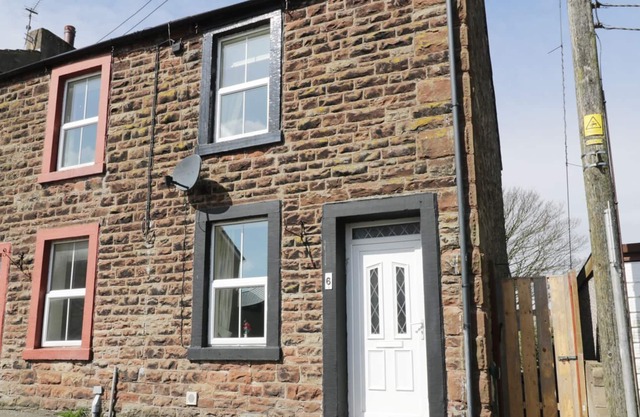 VIOLET COTTAGE, pet friendly, with open fire in Dearham