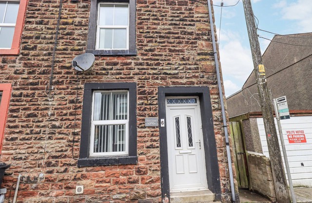 VIOLEY COTTAGE, family friendly, with open fire in Dearham