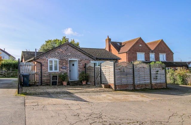 VIRGINIA COTTAGE, pet friendly, with open fire in Acton Burnell