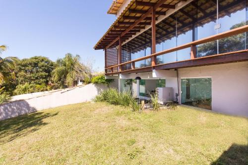 Vista, amplo quintal e área de lazer em Búzios