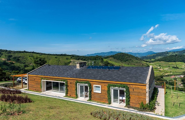Vista Deslumbrante e Alto Padrão com 4 Suites, Piscina Aquecida e Sauna