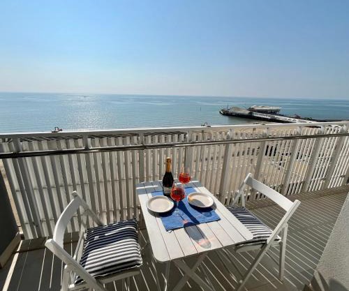 Vista mare a 10m dalla spiaggia, 8 piano e parcheggio privato