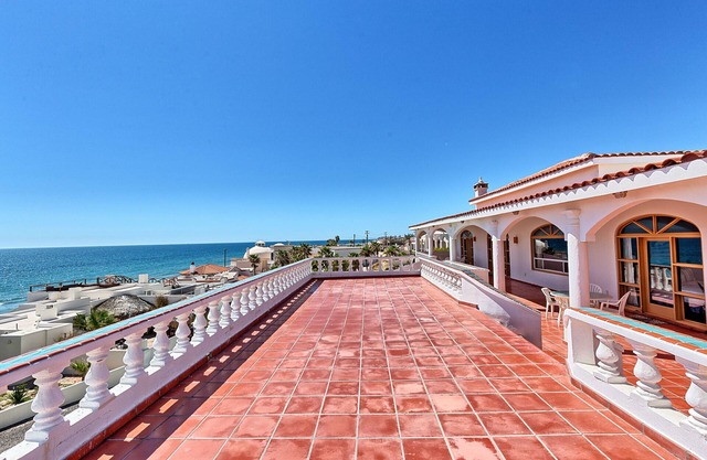 Vistas de Las Olas Main House: Enjoy beachviews in this Mexican-inspired home